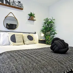 Innit Townhouse Apartment London